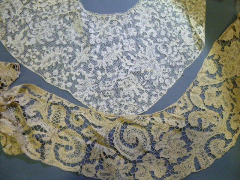 Deux cols cravatesà longs pans en dentelle...

Deux cols cravatesà longs pans en dentelle aux fuseaux, Flandres, fin XVIIe siècle. Larges enroulements concentriques et petits fleurons évidés reliés par de simple brides (bel état, quelques accidents). On joint: un autre col