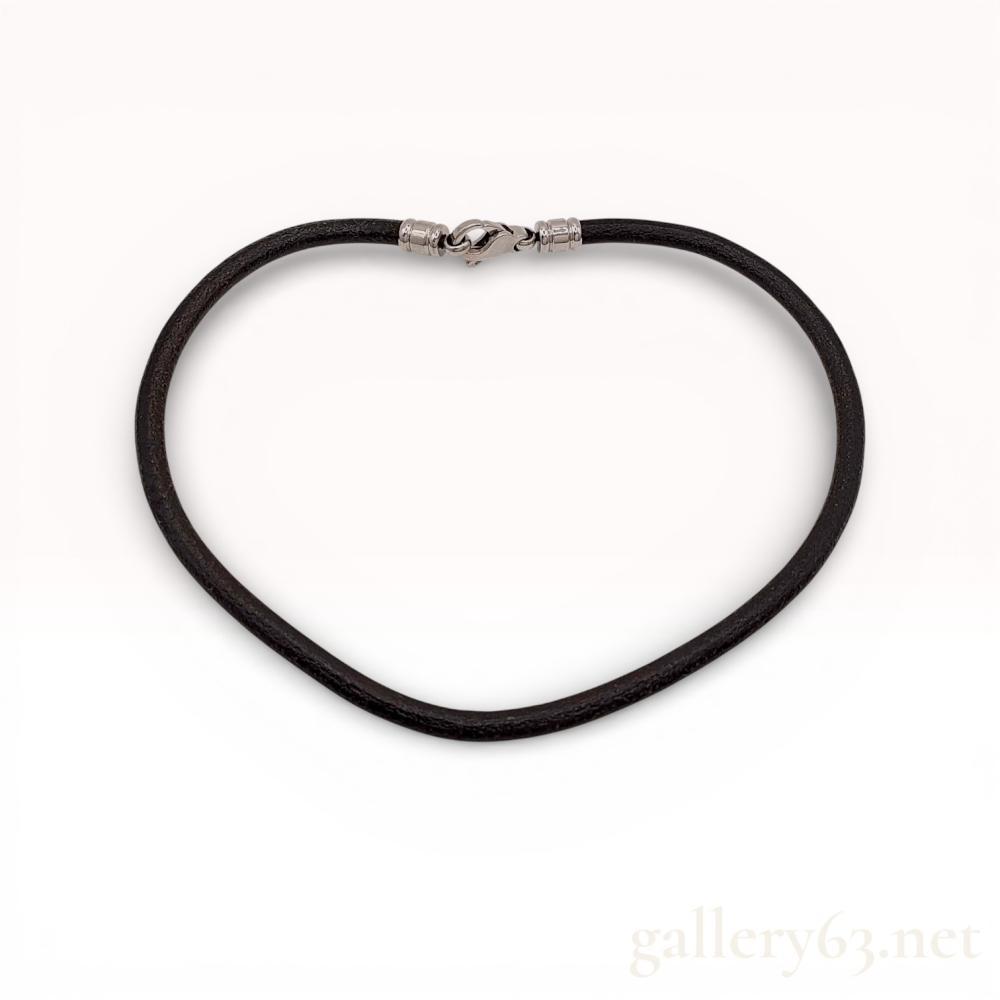 Description
Bvlgari leather cord choker necklace featuring a thick black leather cord and silver-toned metal hardware. The piece is secured by a large lobster claw clasp with integrated barrel end caps. The clasp is stamped BVLGARI and the trigger bears the Italian manufacturer registration mark 2331 VI.
Length: 15.5 inches
Diameter: 5 mm.