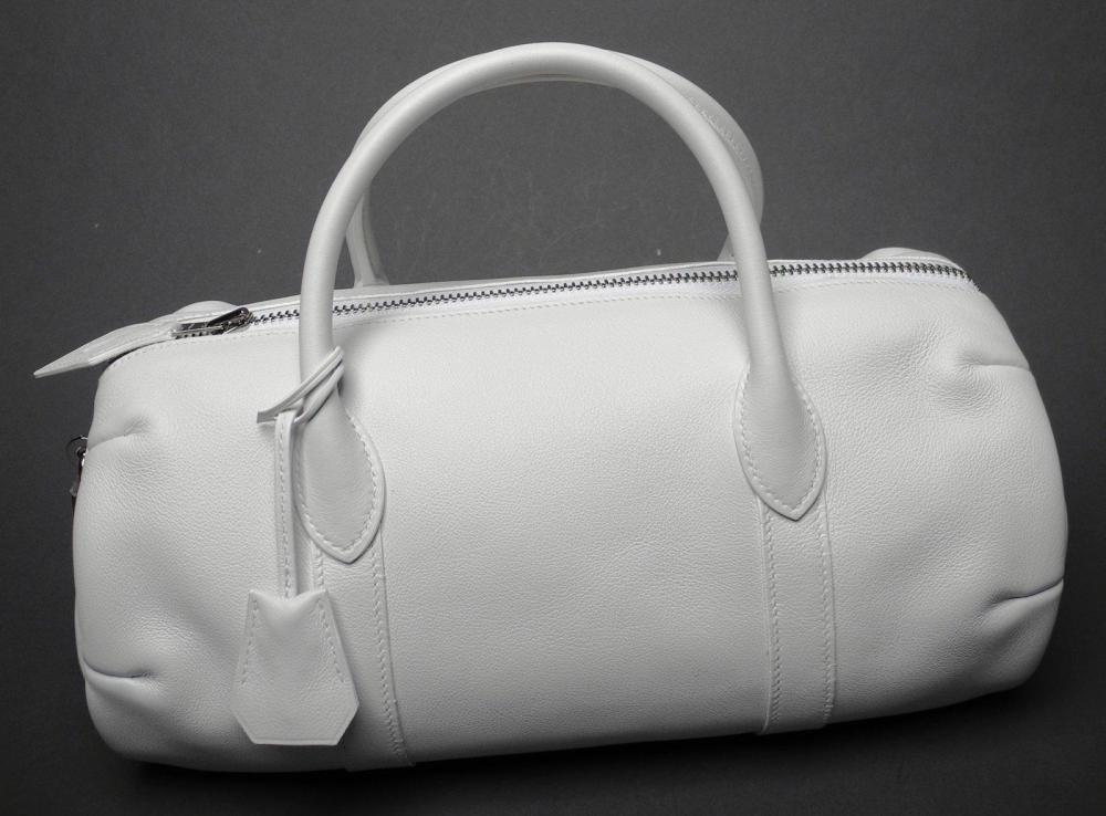 HERMES

Sac "POLOCHON" en cuir swift blanc Double anses porté main Avec son cadenas et ses clefs sous clochette en métal argenté L: 30 cm Dans sa housse EN TRES BON ETAT