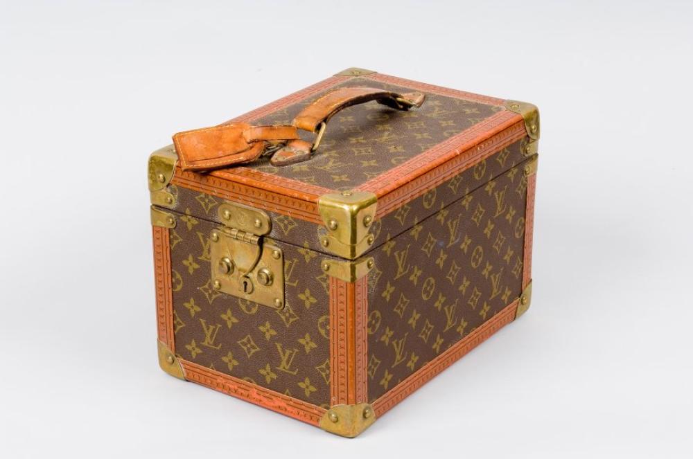 Louis VUITTON

"Boîte flacons" en toile monogram, bordures lozinées, coins, fermetures et clef en laiton doré, poignée cuir, intérieur doublé de vuittonite beige lavable, boîte à tout. Dimensions : 23 x 30 x 21cm