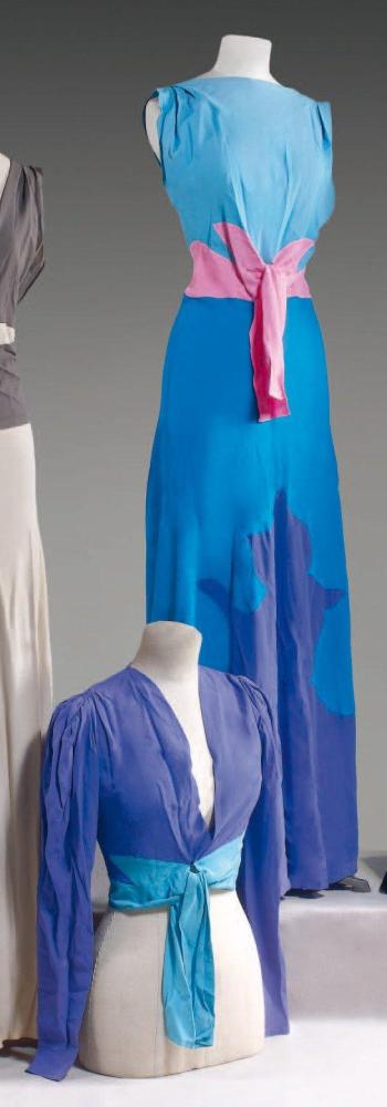 Jean PATOU

Robe longue en crêpe de soie, buste bleu à encolure bateau sur épaules légèrement drapées et dos nu, taille soulignée de crêpe rose à motif découpés finissant par deux petits panneaux, jupe fluide bleu électrique finissant également par du crêpe violet à motifs découpés, se porte sous un caraco violet et bleu ciel à manches longues, épaules bouffantes, (taches) Sans griffe Provenance: Garde robe personnelle de Mademoiselle JACK, mannequin de la maison Patou dans les années 1930