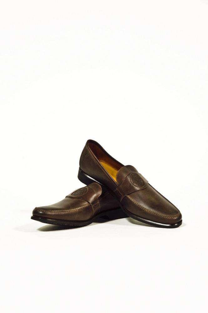 HERMES Paris made in Italy

Paire de mocassins en cuir marron, empeigne frappée du cachet de la Maison, semelles en caoutchouc. T.44. Très bon état