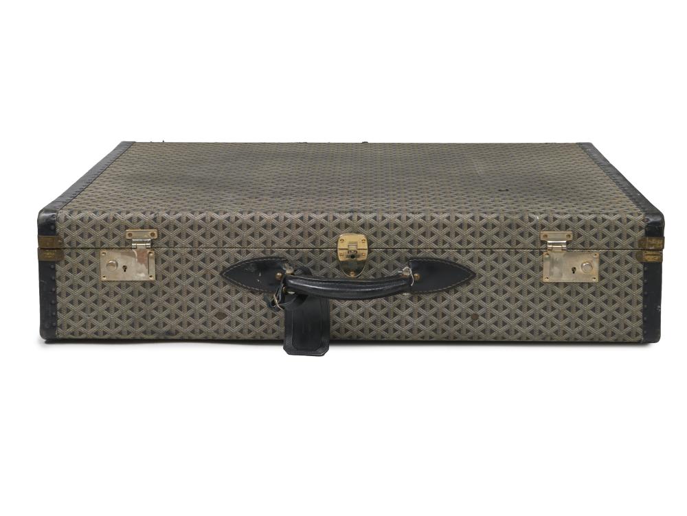 GOYARD Valise

Circa 1990

Recouverte de toile

Intérieur doublé de tissu jaune et compartimenté

Clefs et porte-nom

Largeur : 85 cm

Hauteur : 53 cm

Profondeur : 18 cm

État d’usage

Frottements, manques et déchirures au-dessous