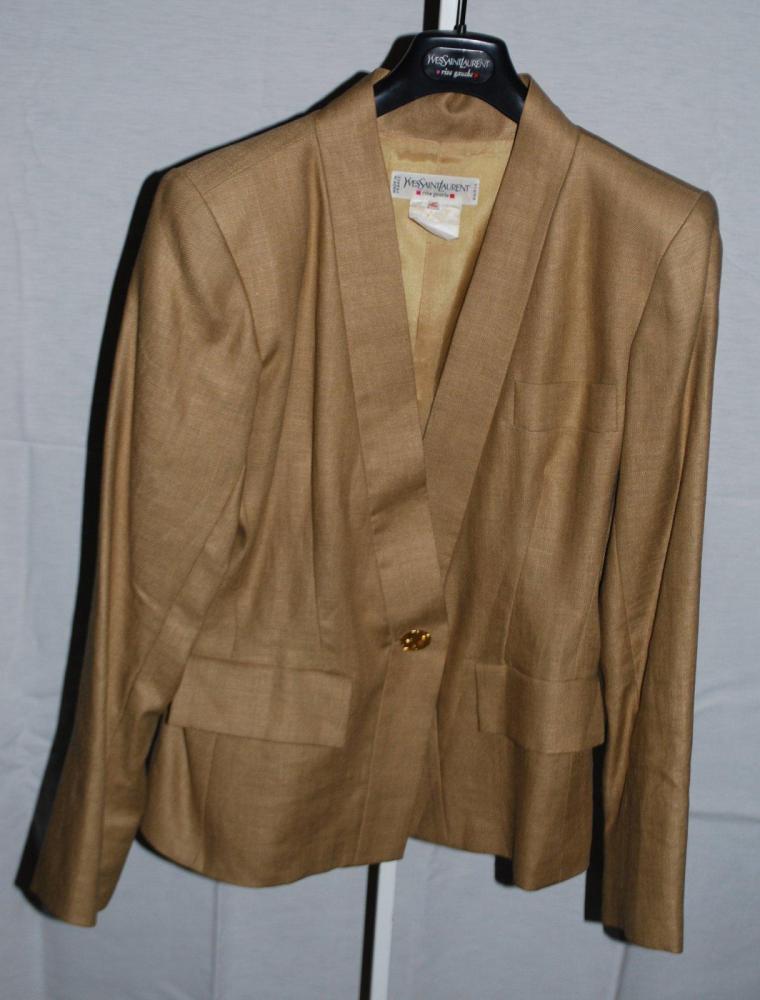 Yves SAINT LAURENT rive gauche

Veste en lin beige, encolure en pointe, une poches poitrine et deux poches à rabats, boutonnage à un bouton manches longues