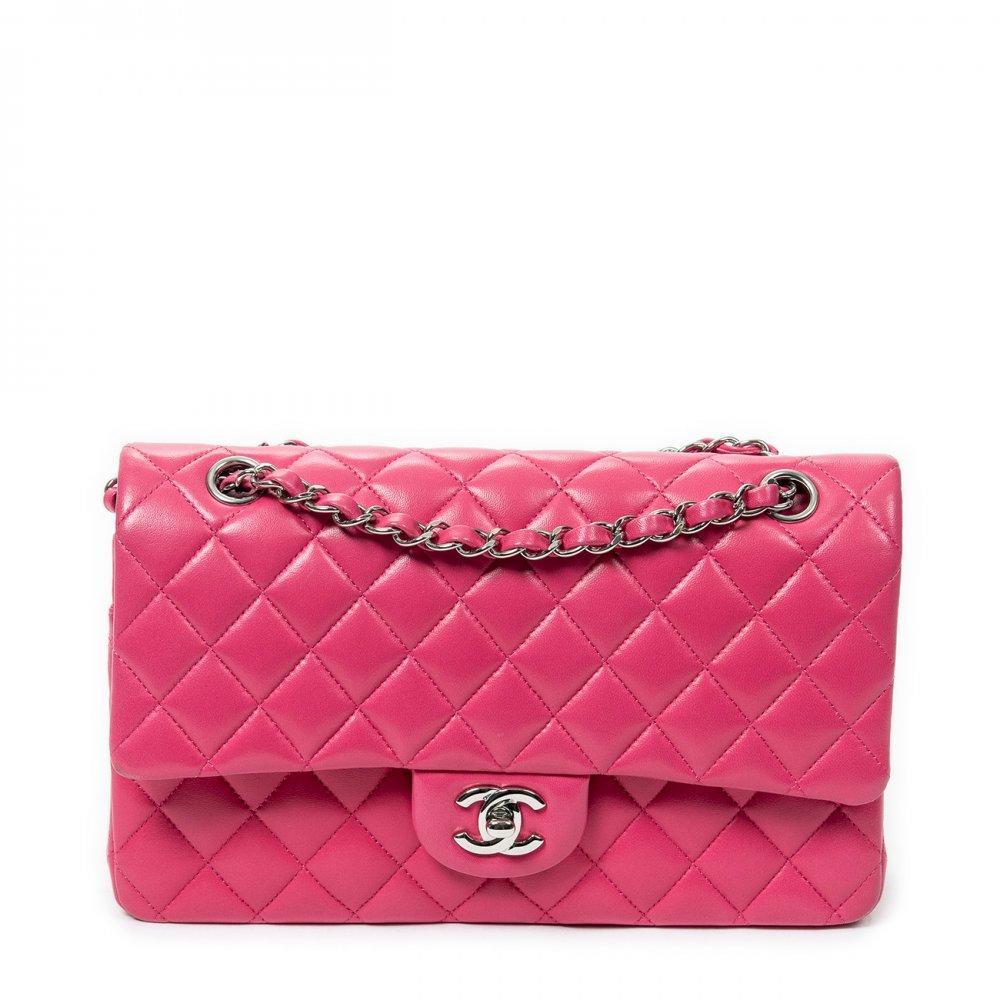 Description

CHANEL Classic Double Flap bag.
Made in lambskin leather in pink tone, with diamond quilted (matelassé) and soft touch finish. Structured design with double flap, metal turn-lock closure with gold-tone interlocking CC logo. Long metal chain handle intertwined with tone-on-tone leather, suitable for carrying over the shoulder or crossbody. Interior lined in leather of the same color, with multiple compartments: zippered pocket under the flap, auxiliary compartments and exterior flat pocket.
Comes with card, authenticity sticker and original case.
In excellent condition, light signs of use.
Measurements: 25,5 x 16 x 7,5 cm.

The Classic Double Flap is one of the undisputed icons of the house of CHANEL, a symbol of timeless elegance and craftsmanship excellence. This modern reinterpretation of the 2.55 model, with the CC Turn Lock clasp introduced by Karl Lagerfeld, combines tradition and contemporary style. The Royal Blue version brings a vibrant and sophisticated touch, ideal for those looking for a classic piece with a bold yet refined color accent. It is a less frequent edition, making it an especially attractive option for collectors and lovers of exclusive design.

Since its founding by Gabrielle "Coco" Chanel, the Parisian maison has marked the history of fashion with iconic creations that transcend time and define modern luxury.