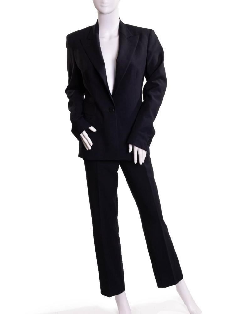 Description
Donna Karan Signature.

A two-piece suit set, to include a navy single-breasted blazer with peak lapel, designed with button closure and three flap pockets, 95% wool, of American size 8 (approx. UK size 10); and another wide-leg trousers with zip and hook closure, 96% wool and 4% elastane, of American size 8 (approx. UK size 10)

(2)

Grade B

Provenance: The Casandra Collection