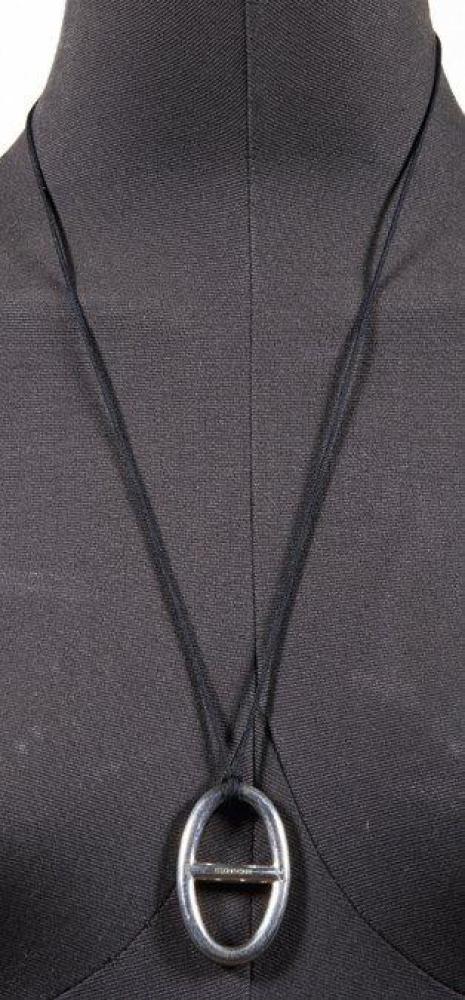 HERMES PARIS MADE IN FRANCE

Collier "Touareg" retenant un pendentif en argent par un lien noir, fermoir bâtonnet. Poids brut: 30,50 gr environ