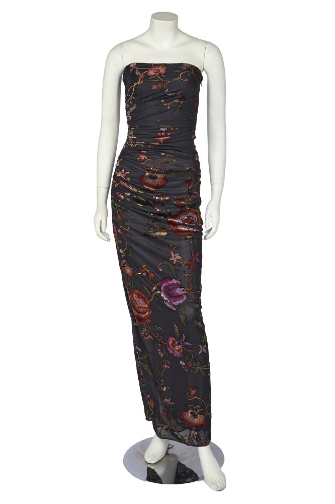An Emanuel Ungaro devoré sheath, 1990s

An Emanuel Ungaro devoré sheath, 1990s

pink Paris label, size UK 8/small, the black lycra ground printed and woven with chinoiserie peonies in autumnal shades, bust approx 76cm 30in

Share this lot: