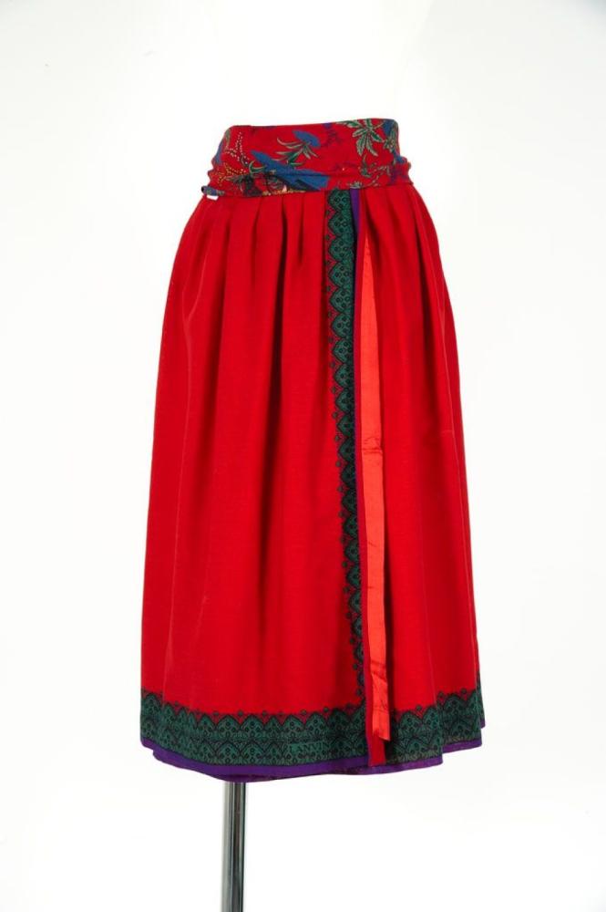 LANVIN

Jupe portefeuille d’inspiration slave en étamine de laine rouge, taille à plis ouvert, frise soulignant la taille le portefeuille et l’ourlet, nous y joignons une cravate en étamine imprimé