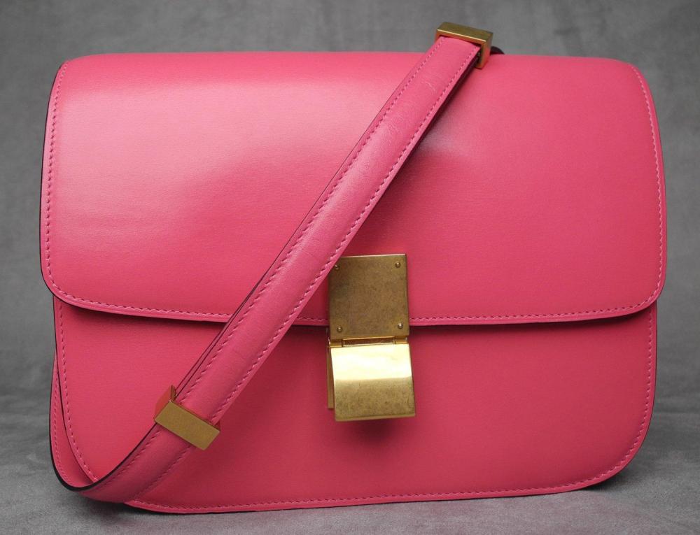 CELINE

Collection été 2011 Sac "FLAP BAG" en veau de couleur hibiscus (fushia) Rabat orné d’un fermoir en métal doré Anse réglable et amovible Intérieur en agneau hibiscus Modèle médium L: 23,5 cm ETAT NEUF Avec son dustbag (facture jointe)