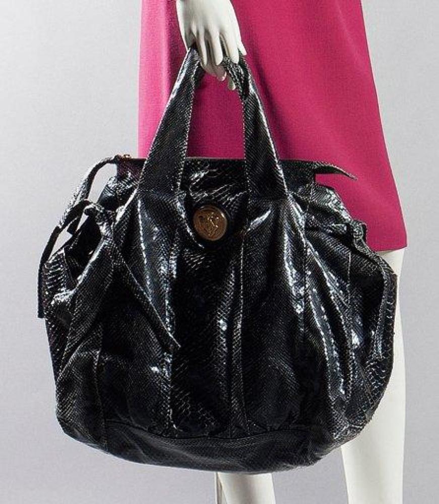 GUCCI

Sac souple en reptile gris dégradé fermeture Eclair, devant orné d’un médaillon en laiton doré.