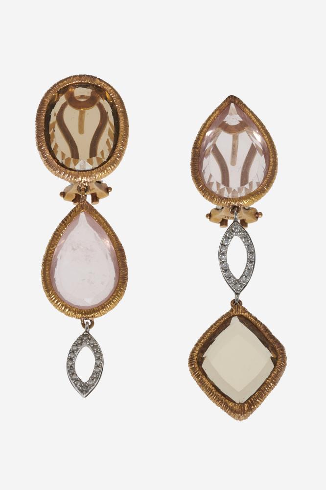 Paire de pendants d’oreilles

Paire de pendants d’oreilles

En or rose et gris 18k, à décor asymétrique formé de quartz roses piriformes et de quartz fumés ovales ou losangiques, intercalés de motifs navettes rehaussées de brillants, les bordures ciselées

Haut. : 5 cm, Poids brut : 11.75 g

A pair of rose quartz, smoky quartz, diamond and 18k gold ear pendants

RAPPORT DE CONDITION :

Bon état, patine d’usage

Système clip sur tige pour oreilles percées

CONDITION REPORT :

Good condition, usual wear

Clip system with studs, suitable for pierced ears