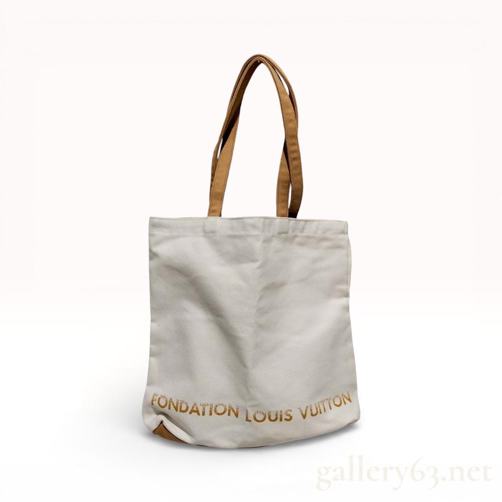 Description
Fondation Louis Vuitton museum boutique souvenir tote bag, contemporary. Heavyweight off-white canvas construction with a contrasting tan canvas base, dual flat top handles, and an unlined interior. The lower front features the printed text FONDATION LOUIS VUITTON in a tan stippled pattern, and a yellow retail tag remains attached.
Width: Approximately 14.5 inches.