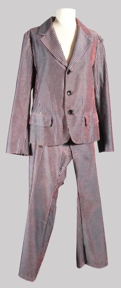 Un tailleur pantalon en velours côtelé gris...

Un tailleur pantalon en velours côtelé gris et rouge. YOHJI YAMAMOTO