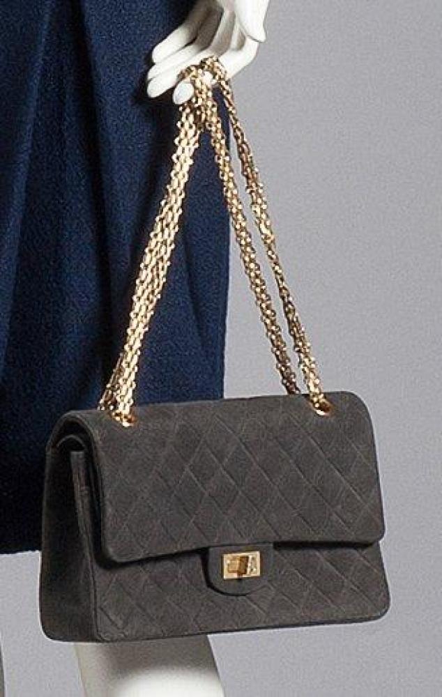 CHANEL

Collection Coco Sac baguette 26cm en vachette façon poulain bordeaux frappé "Coco", fermeture en laiton doré brossé sur rabat siglé, anse chaîne en métal doré entrelacée de cuir jaune, intérieur à l’identique. Très bon état.