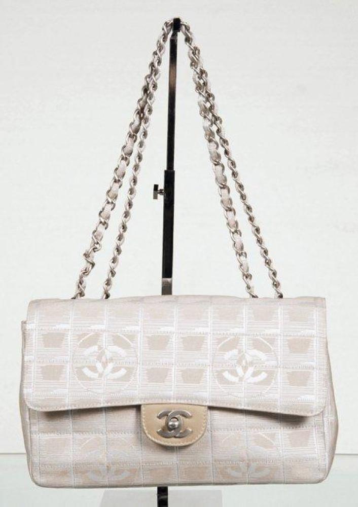 CHANEL

Sac "2.55" 25 cm en toile matelassée siglée beige et blanche, fermeture en acier brossé siglé, languette en cuir beige sur rabat, anse bandoulière chaîne en acier brossé entrelacée de tissu, poche extérieure. Très bon état