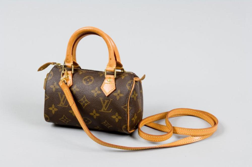 Louis VUITTON

Sac " Mini Speedy" en toile monogram, fermeture éclair, double poignée, anse bandoulière