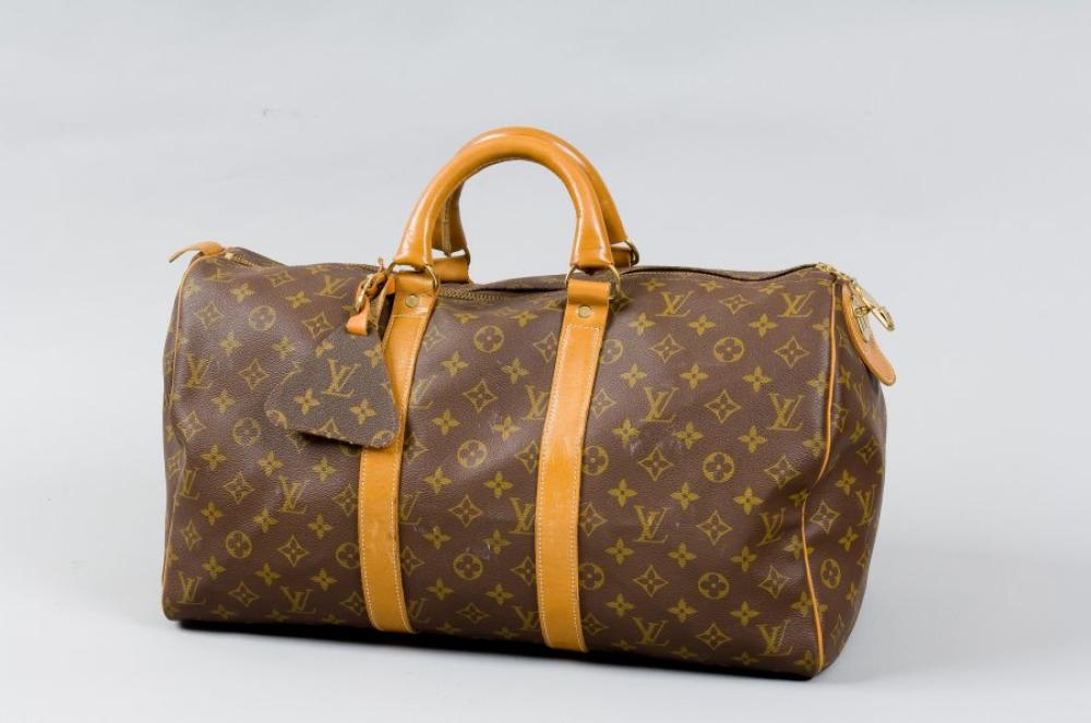 Louis VUITTON

Sac week end modèle "Keepall" en toile monogram et cuir naturel, fermeture éclair accidentée, double poignée. Longueur 50cm