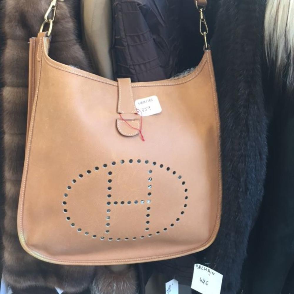 HERMES Paris made in France

Sac "Evelyne" 32cm en cuir grené gold à surpiqûres blanche, devant orné d’un "H" perforé, fermeture pression sur languette, anse bandoulière sangle amovible. Bon état (légères usures, égrenures)