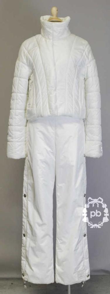 CHANEL Identification TENUE pour les SPORTS...

CHANEL Identification
 TENUE pour les SPORTS d’HIVER en polyamide ouatiné blanc cassé : BLOUSON à col montant, fermeture éclair sous patte pressionnée, poignets en laine côtelée, deux poches zippées (env TM), PANTALON muni de zips sous pattes pressionnées