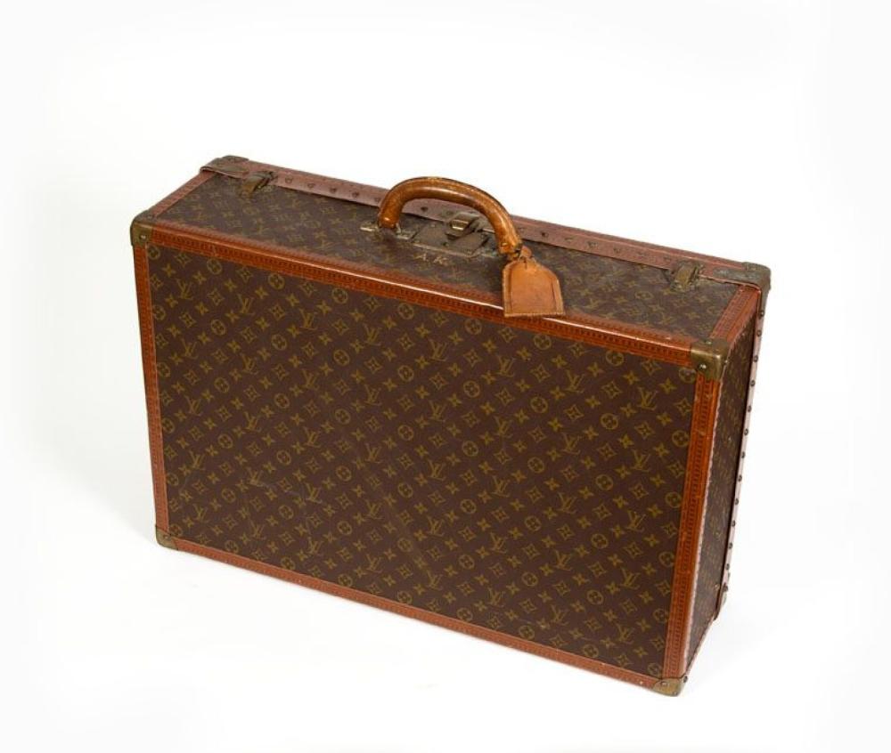 Louis VUITTON

Avenue Marceau n°923083, Serrure n°149825 Valise "Alzer" en toile monogram chiffrée, bordures lozinées, coins, fermetures en laiton doré, poignée cuir. (Manque châssis). Dimensions: 66 x 45 x 23 cm
