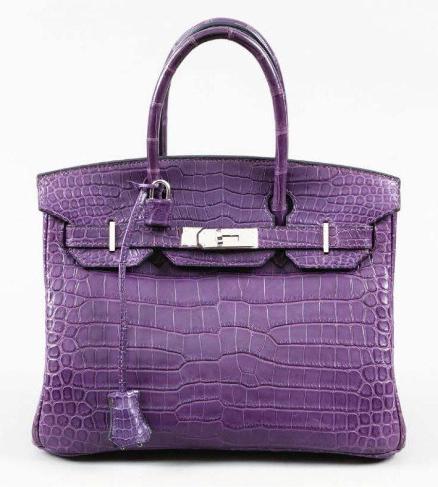 HERMES Paris made in France

Sac "Birkin" 30 cm en crocodile améthyste mat, attaches fermoir palladium, clefs cadenas recouvert, double poignée. Année 2009. Très bon état. Ce lot a été confectionné dans des parties d’espèces de crocodylidaes spp classées aux Annexes II/B de la convention de Washington et de la Règle 338/97 du CE 9/12/1996). Pour une sortie de l’UE un CITES d’export sera nécessaire celui-ci étant à la charge du futur acquéreur.