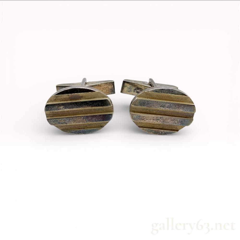 Description
A pair of Tiffany and Co. sterling silver cufflinks, dated 1995. The oval faces feature a horizontal ribbed pattern and are secured with standard toggle closures. Each piece is incised on the reverse with the marks Tiffany and Co., copyright 1995, and 925. The set is accompanied by a signature Tiffany Blue presentation box and a branded fabric pouch.
Face Width: Approximately 20mm
Total Depth: Approximately 20mm.