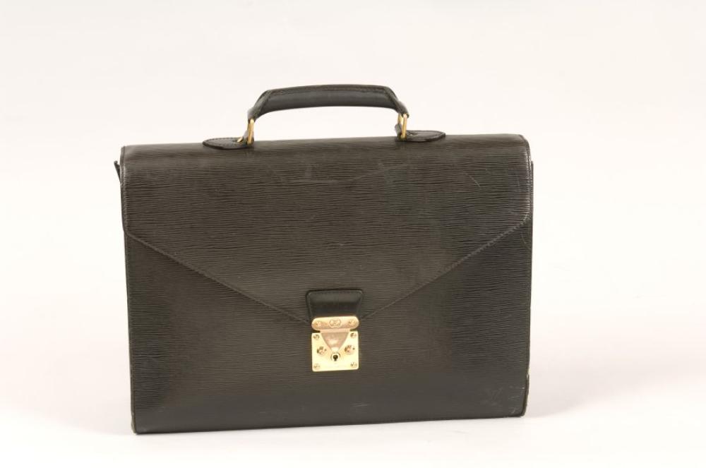 Louis VUITTON

Serviette "Conseiller" en cuir épi noir à deux soufflets, fermeture serrure en laiton doré, poignée (accident, petites usures)