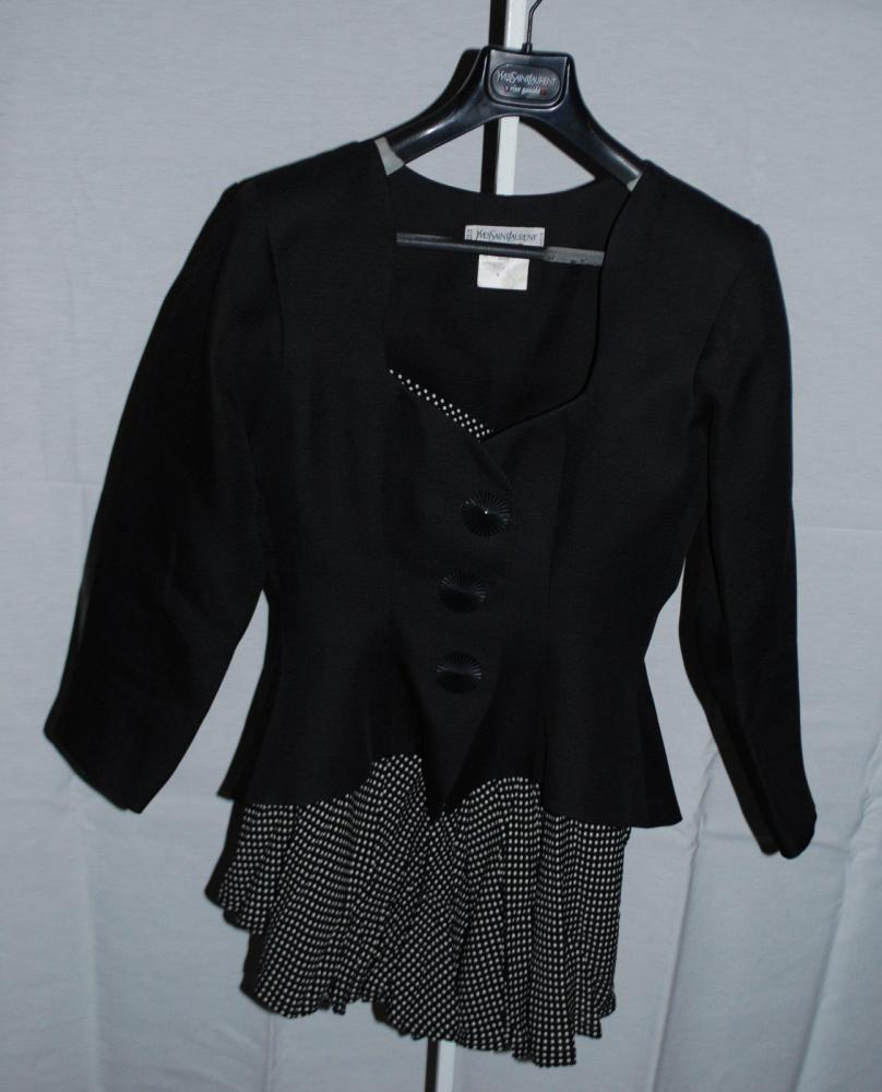 Yves SAINT LAURENT rive gauche

Lot composé d’un haut à basques en soie tissée noir, décolleté coeur, simple boutonnage, manches longues et d’un bermuda large en viscose noir à pois blanc