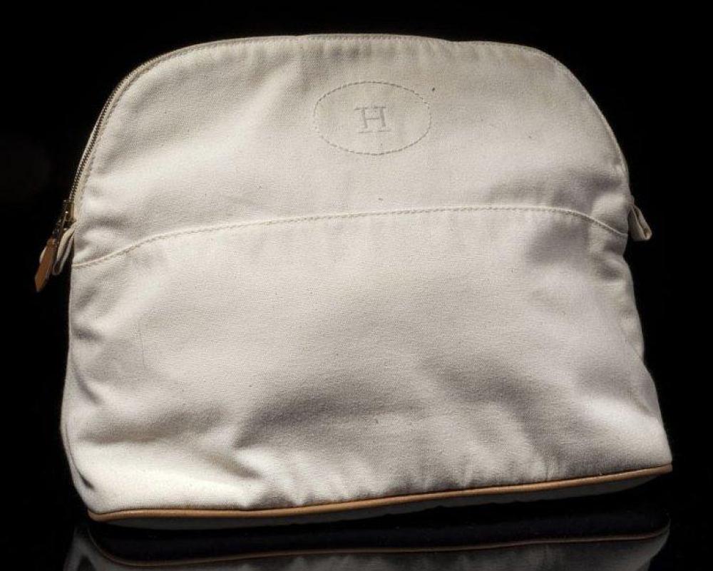HERMES Paris made in france

Pochette de toilette modèle Bolide en toile écru, fermeture éclair