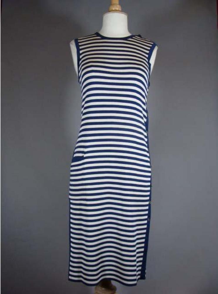 HERMES

Robe d’été en coton, lin et soie, à maille rayée marine et blanc, boutonnée sur un côté. Poche latérale. Taille S-M