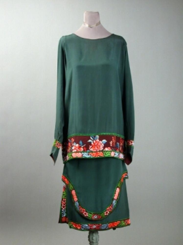 Callot Soeurs Green Orientalist Ensemble

Lot 509
Callot Soeurs Green Orientalist Ensemble
 French, 1920s 
 The tunic and skirt trimmed with Chinese inspired multicolored flowers, labeled: Callot Soeurs/ Paris/Nouvelle Marque Deposee. 
Good condition, waist alteration.