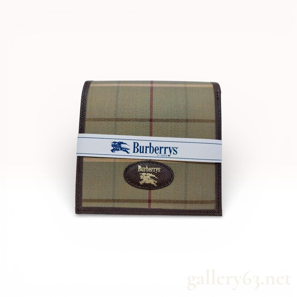 Description
Burberrys bifold wallet in signature check coated canvas and dark brown cross-grain leather, produced circa late 20th century. The interior is configured with three card slots, a bill compartment, and a gold-tone snap-closure coin pocket. This piece features an exterior gold-tone foil logo patch and includes a retail band marked Made in Japan.
4.25 in x 3.9 in.