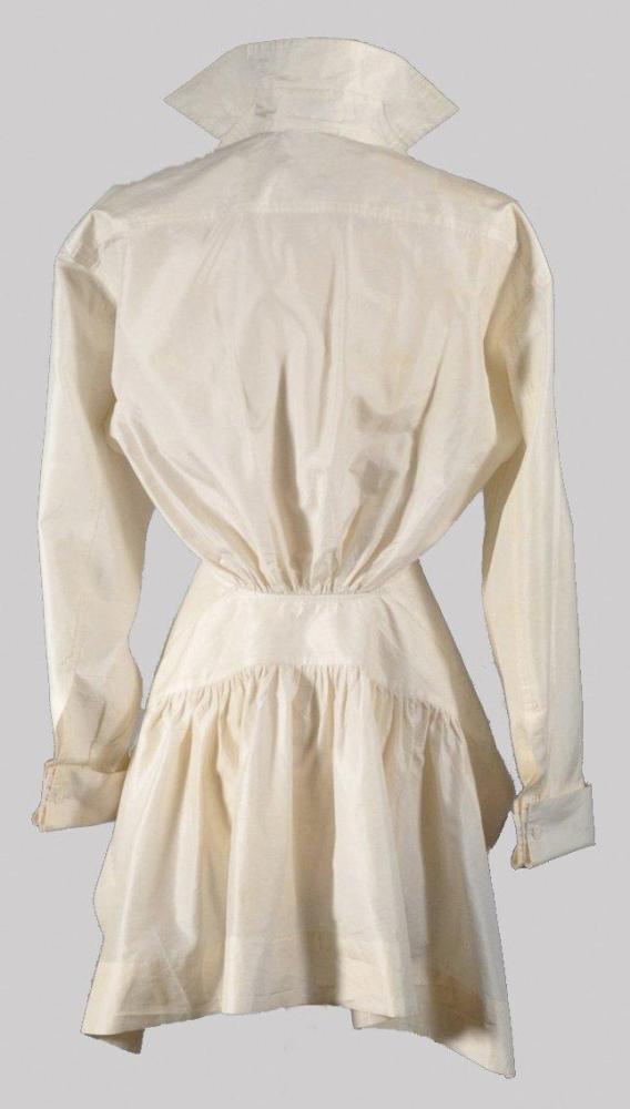 Une chemise en soie beige avec un travail...

Une chemise en soie beige avec un travail de basque dans le dos (petite reprise à l’épaule) modèle porté par Tina Turner, Hiver 1986-1987 ALAIA