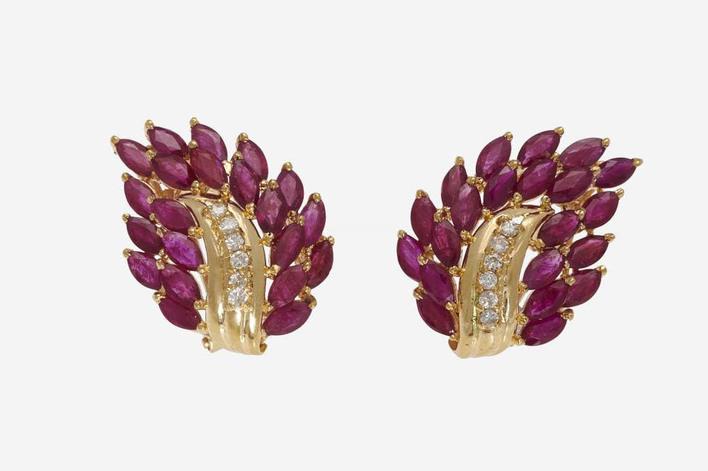 Paire de clips d’oreilles

Paire de clips d’oreilles

En or jaune 18k, stylisant un décor feuillagé serti de rubis navettes, la tige rehaussée de brillants

Haut. : env. 2.5 cm, Poids brut : 9.47 g

A pair of ruby, diamond and 18k yellow gold earclips

RAPPORT DE CONDITION :

Bon état, patine d’usage

Système clip sur tige pour oreilles percées

CONDITION REPORT :

Good condition, usual wear

Clip system with studs, suitable for pierced ears