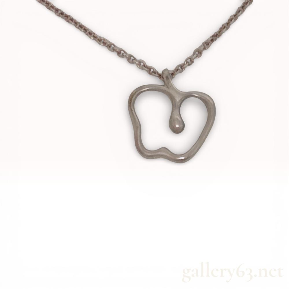 Description
Tiffany and Co. sterling silver Apple pendant necklace designed by Elsa Peretti. The openwork apple pendant features a central drop element and is suspended from a fine sterling silver cable link chain with a spring ring clasp. The pendant edge is stamped with Tiffany and Co. 925 and Peretti, and the clasp is marked 925. This lot includes the original Tiffany and Co. signature blue box and branded fabric pouch.
Length: Approximately 16.5 inches.