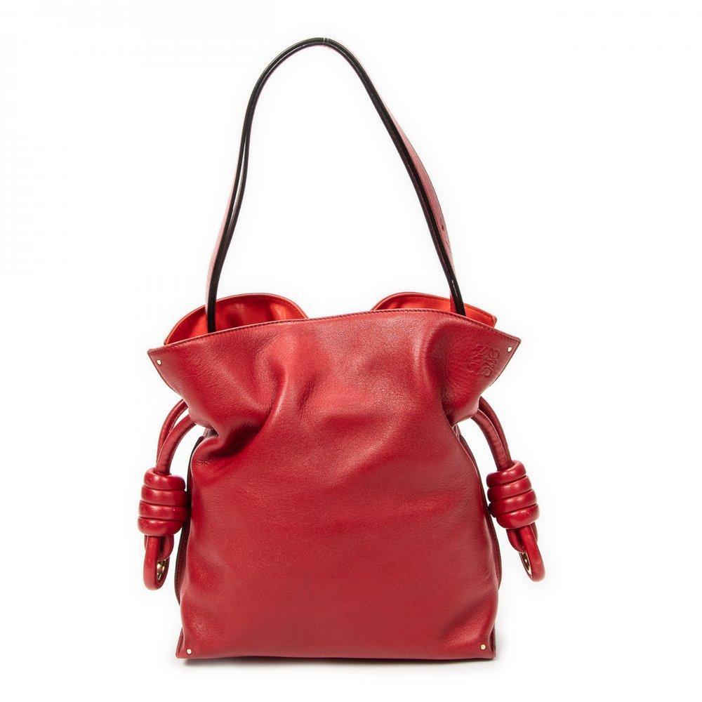 Description

LOEWE.
Small Flamenco Knot bag.
Made in red calfskin leather, with internal magnetic closure and adjustable laces finished in a coil knot. Loewe anagram logo engraved on the upper right corner and dyed black edges to highlight the silhouette. Black interior. Adjustable handle for hand or shoulder carry. Gold hardware.
Includes dust cover.
With interior numbering.
Very good condition, with normal signs of use.
Measurements: 25,5 x 30 x 11 cm.