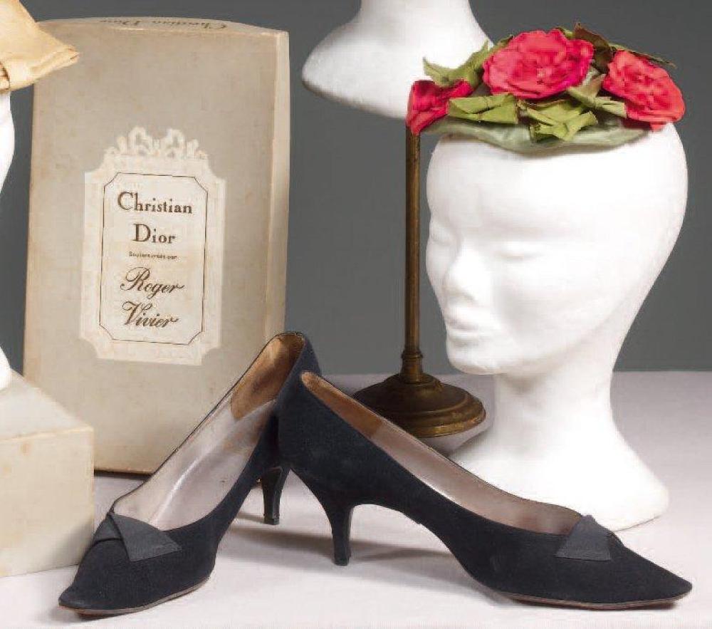 Christian DIOR par Roger VIVIER, circa 1955 / 1958

Paire d’escarpins en renne noir à petit talon empeigne ornée d’un noeud plat de soie, taille 7 1/2. Griffe au tampon or sur la première semelle de propreté