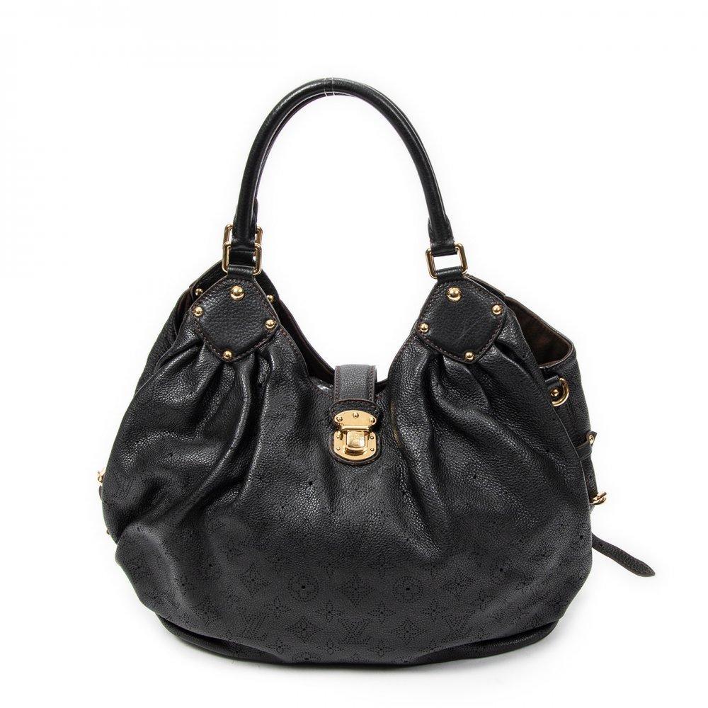 Description

LOUIS VUITTON.
XL Hobo bag.
Crafted in black Mahina calfskin with laser-perforated Louis Vuitton monogram pattern. Snap closure with engraved "Louis Vuitton Paris" logo. Gold hardware. Double short leather shoulder strap. Large chocolate leather interior.
In excellent condition, light signs of use.
Measurements: 34 x 28 x 16 cm.