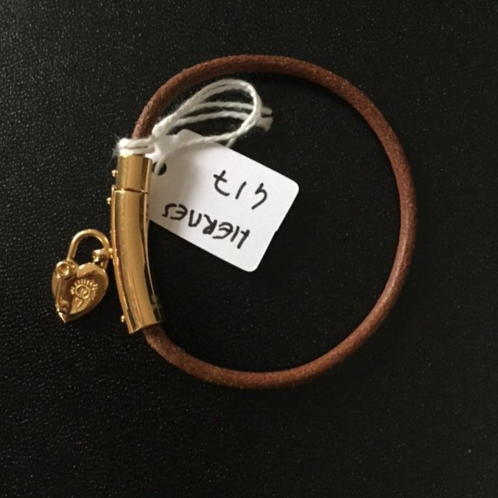 HERMES Paris made in France

Bracelet en cuir naturel "Vive l’Idée", fermoir en métal doré. Longueur: 27cm