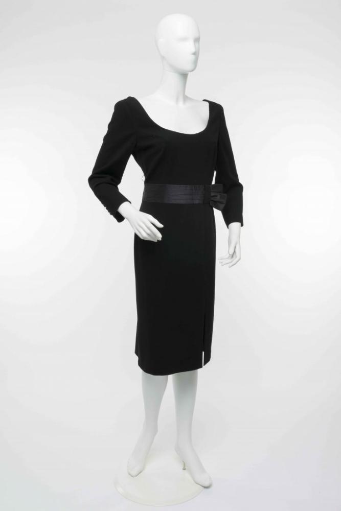 Escada: black woollen dress (size 44)

Escada: black woollen dress (size 44)