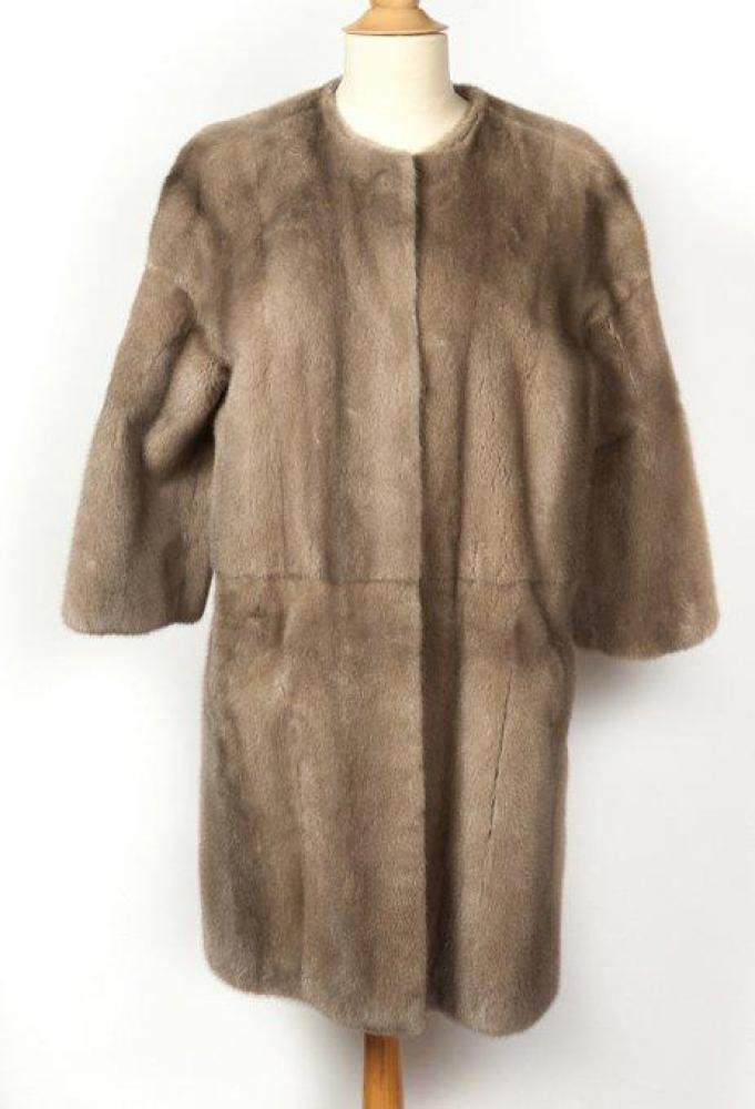 245 Saint Honoré by Yves Salomon 9/10ème…

245 Saint Honoré by Yves Salomon 9/10ème en Vison femelle saphir, travail pleines peaux, encolure ronde, simple boutonnage à cinq boutons pression.