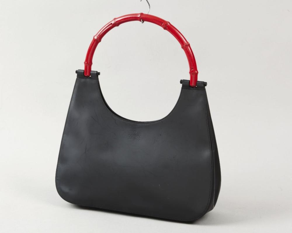 GUCCI

Sac 30cm en cuir mat, fermeture pression aimantée, anse bambou rouge. Bon état (traces).