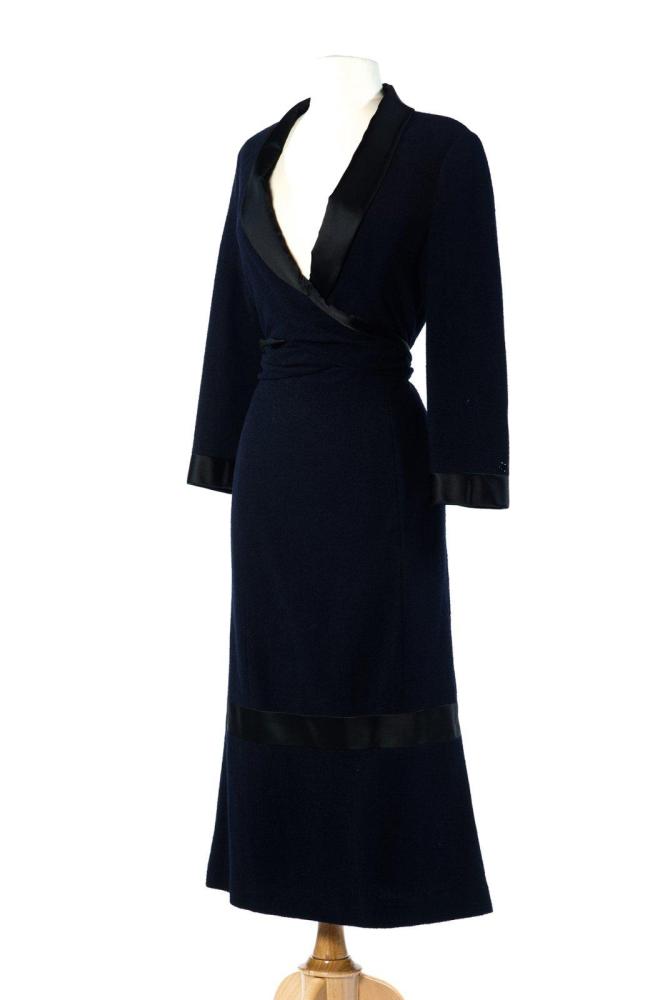 CHANEL

Robe longue faisant faut deux-pièces en tweed bouclette bleu marine, col châle recouvert de satin noir se nouant, rappel du satin au bas des manches longues et de la jupe longue