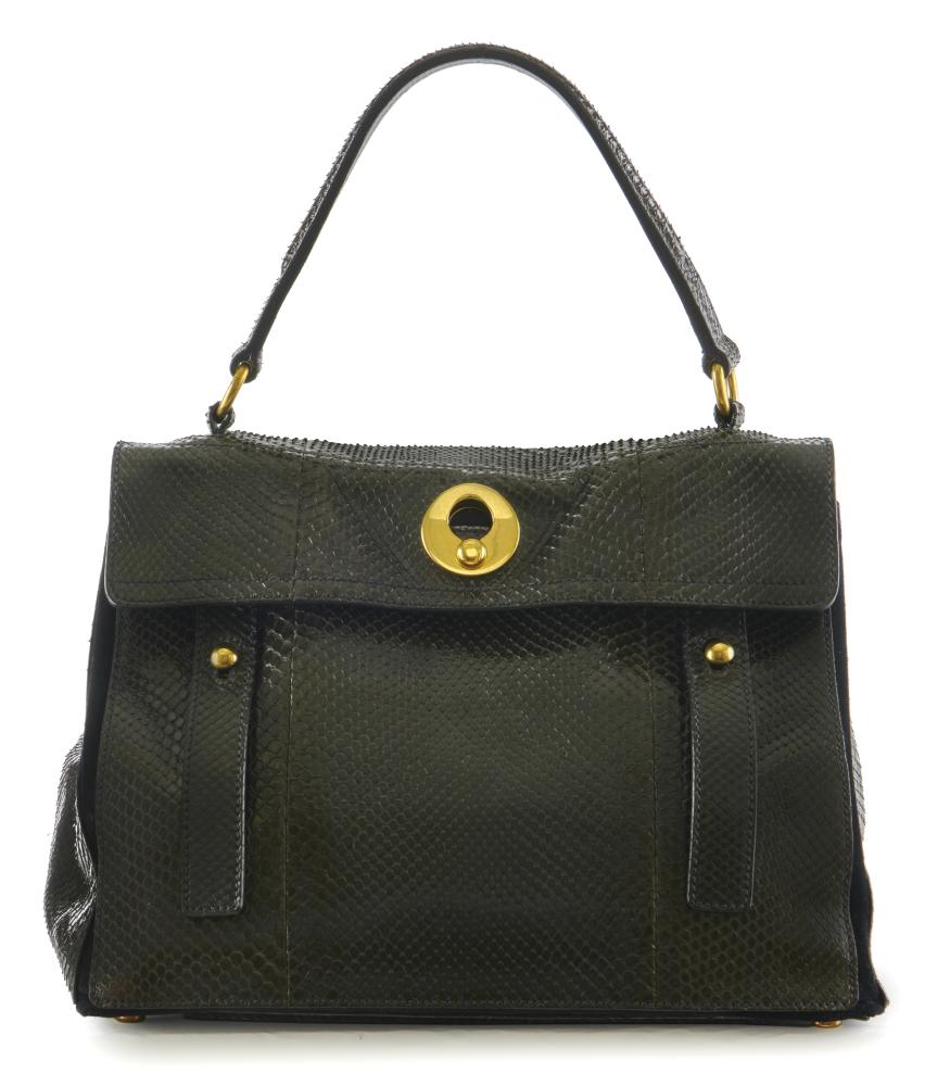 YVES SAINT-LAURENT Sac MUSE TWO

En cuir de python de Malaisie marron

(Malayopython reticulatus) II/B

Doublure en daim noir

Garniture en métal doré

Largeur : 32 cm

Hauteur : 23 cm

Profondeur : 16 cm

Très bon état

Ce lot est soumis à la réglementation CITES à l’importation et à l’exportation. Il ne peut circuler librement à Monaco, en Andorre ou hors de l’Union européenne.

Tout acheteur vivant hors de l’Union européenne peut retirer ce lot en main propre et le porter en tant qu’effet personnel.