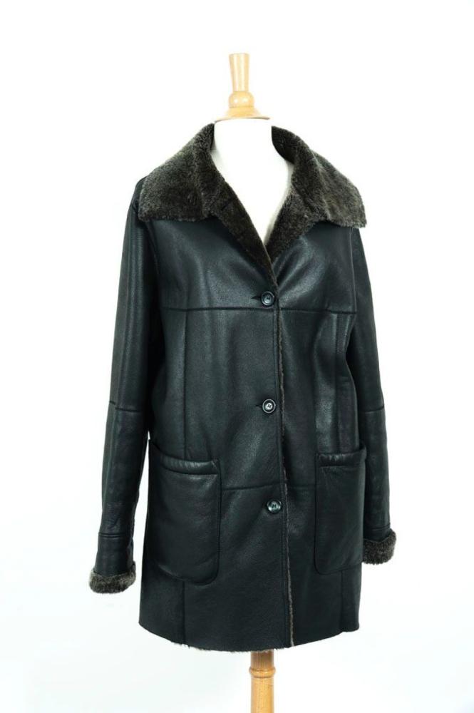 Yves SALOMON

7/8ème en envers cuir noir et Mouton marron, petit col, simple boutonnage à quatre boutons, poches plaquées