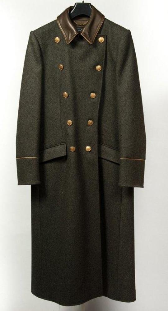 Salvatore FERRAGAMO

Manteau de style militaire en drap chiné vert, col en cuir kaki, double boutonnage métal, deux poches, manches longues, dos à plis creux souligné d’une martingale.