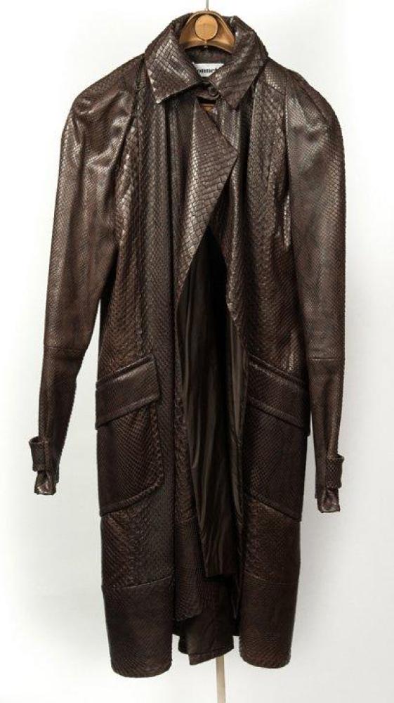 VIONNET

Manteau en Python lustré marron, col boutonné, parementures souples, manches longues à pinces sur les épaules, poches sous rabat, longueur asymétrique, ceinture.