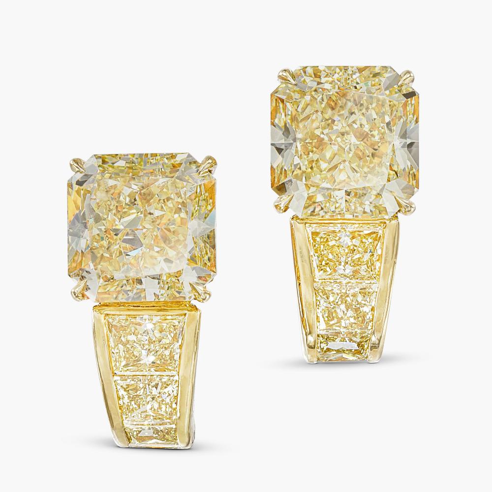 Cartier

Set with two cushion-shaped Fancy Yellow diamonds weighing 5.03 and 5.01 carats respectively, decorated with trapeze-shaped diamonds of yellow tint.

Please note that the remaining diamonds of yellow tint have not been test for the colour origin.