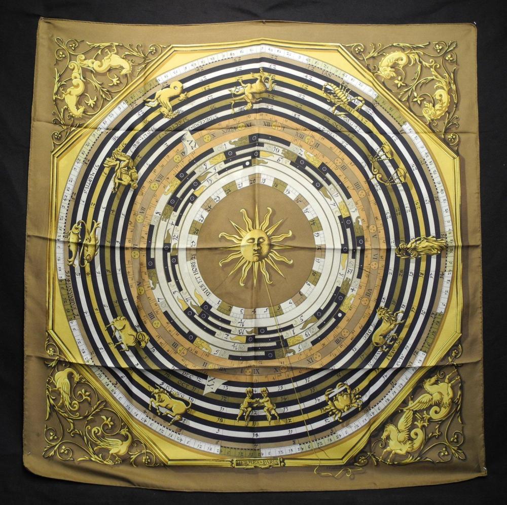 HERMES

Foulard en soie "DIES ET HORE" Signé F. FACONNET (légère tâche en bordure)